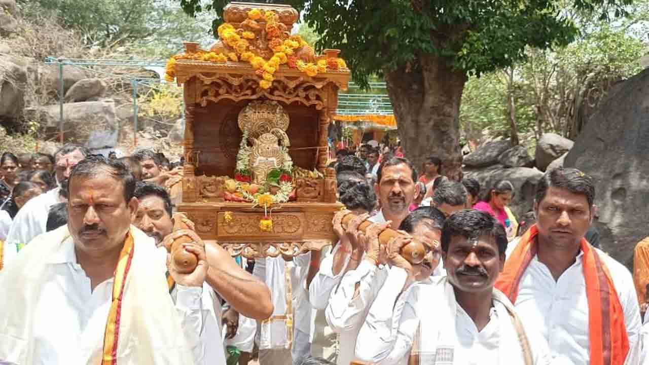 సిద్ధులగుట్టపై భక్తుల పూజలు