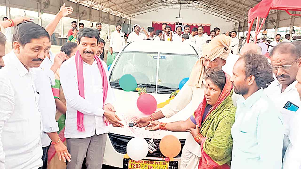 దళితులు ఆర్థికంగా ఎదగాలి