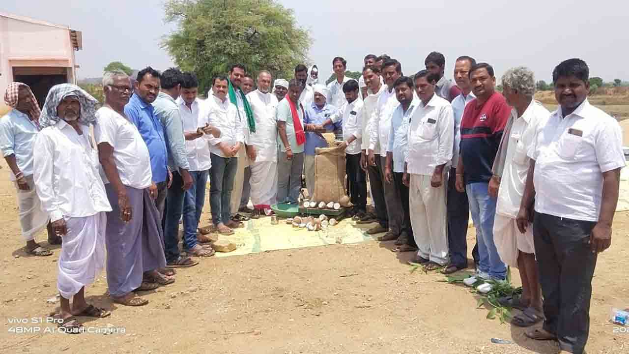 రైతుల మేలు కోసమే ధాన్యం కొనుగోలు కేంద్రాలు