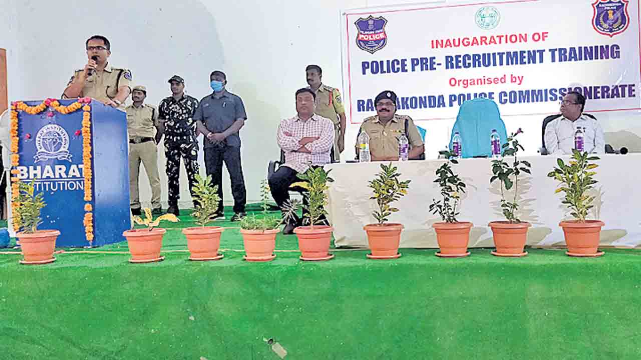 కష్టపడి ఉద్యోగాలు సాధించాలి