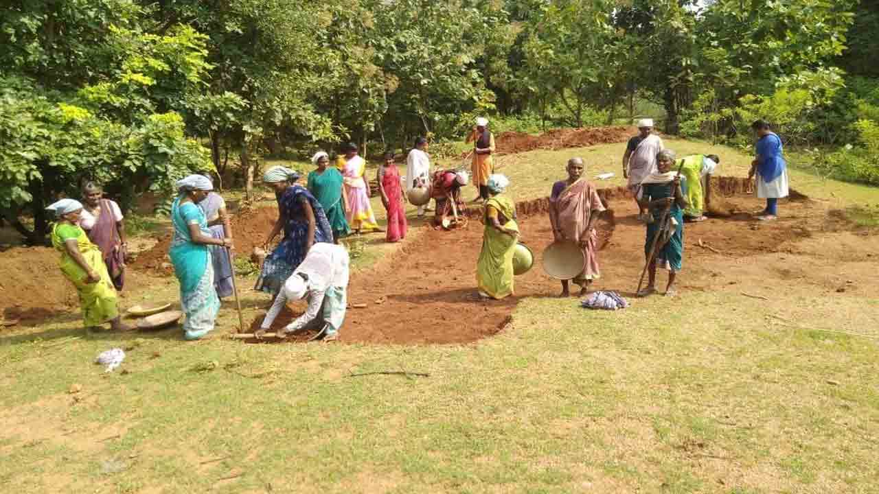 ‘ఉపాధి’లో ఆమెదే పైచేయి