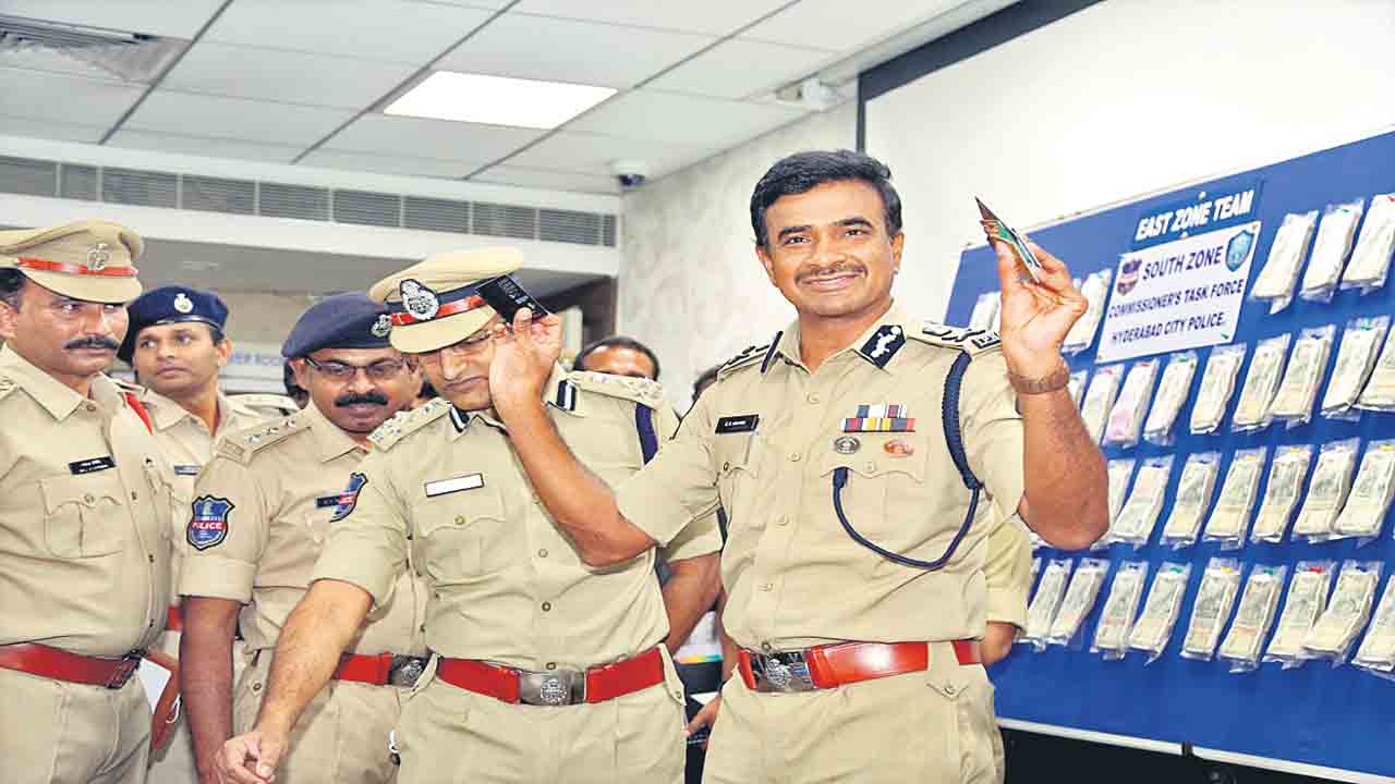 లైవ్‌లో హ్యాకర్‌ అరెస్ట్‌