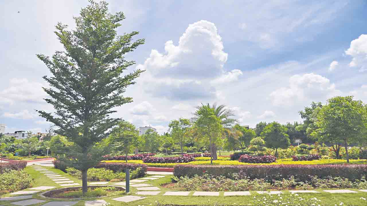 పాత లేఅవుట్లలో పార్కు స్థలాల గుర్తింపు