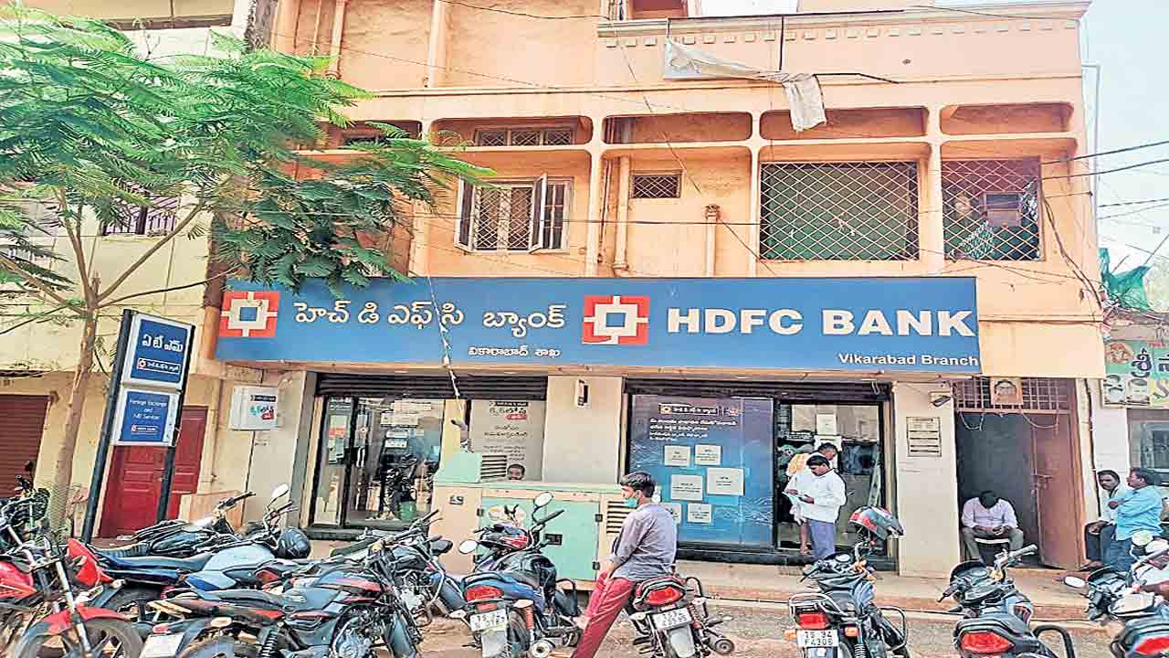 మొబైల్ షాపు యజమాని ఖాతాలోకి రూ.18.52కోట్లు జమ