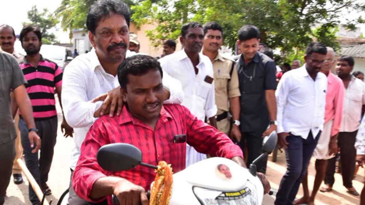 పర్యటిస్తూ.. పలుకరిస్తూ…