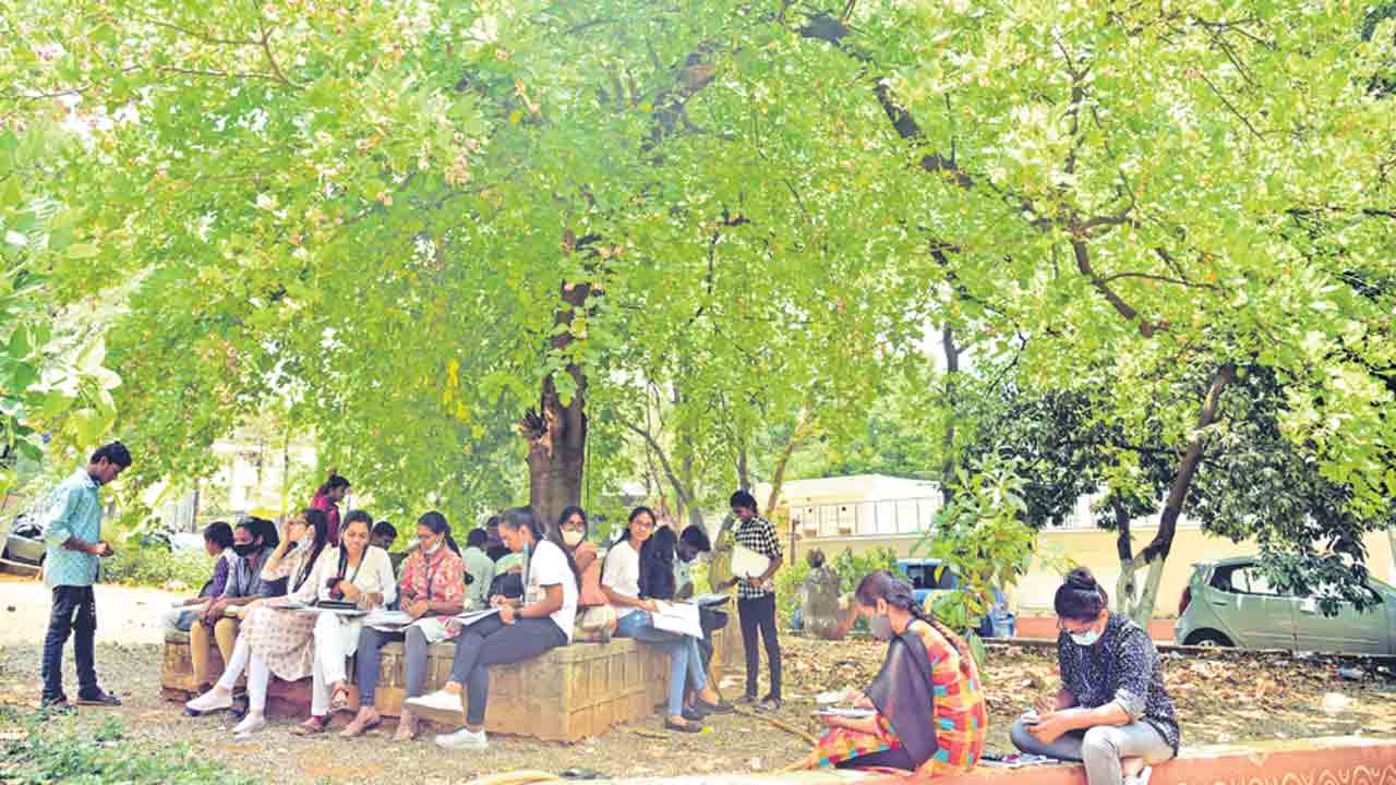 పరీక్షా కేంద్రాల్లో సీసీ కెమెరాలతో పర్యవేక్షణ