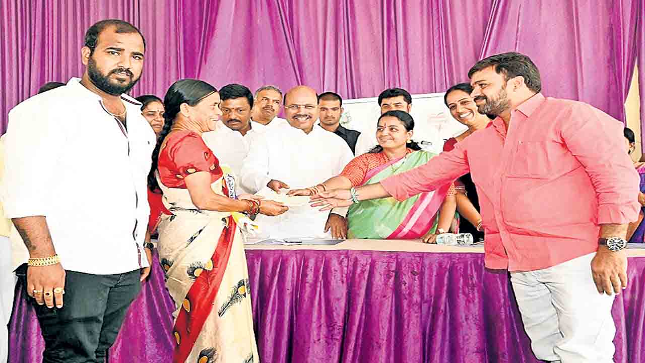 పేద ప్రజల సంక్షేమమే ప్రభుత్వ లక్ష్యం