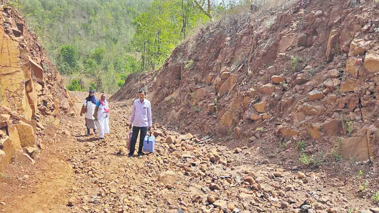 అడవి దాటి.. కొండలెక్కి