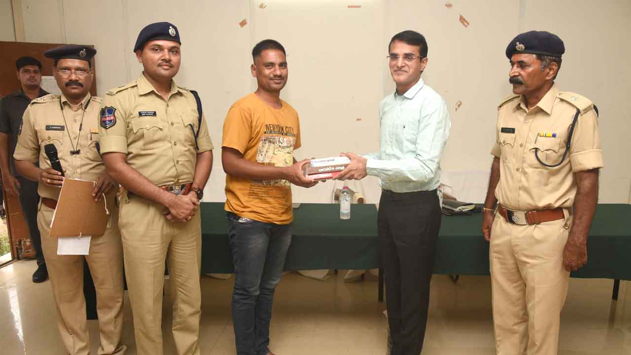 కష్టపడితేనే సర్కారు కొలువులు