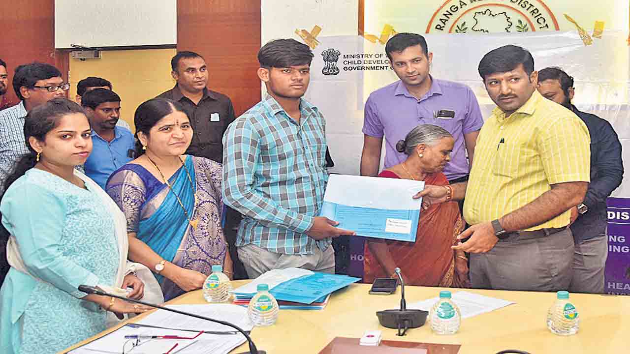 ఆర్థిక సాయం, హెల్త్కార్డులు అందజేత