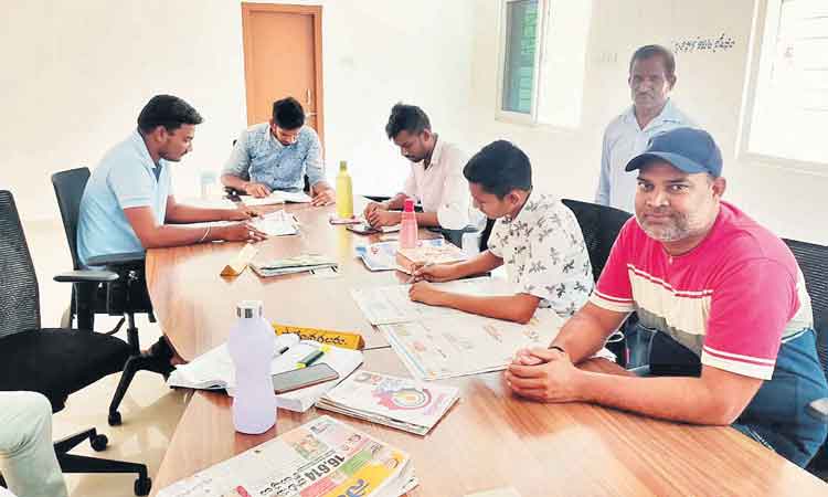 పుస్తకంతో దోస్తీ.. పొద్దంతా కుస్తీ..