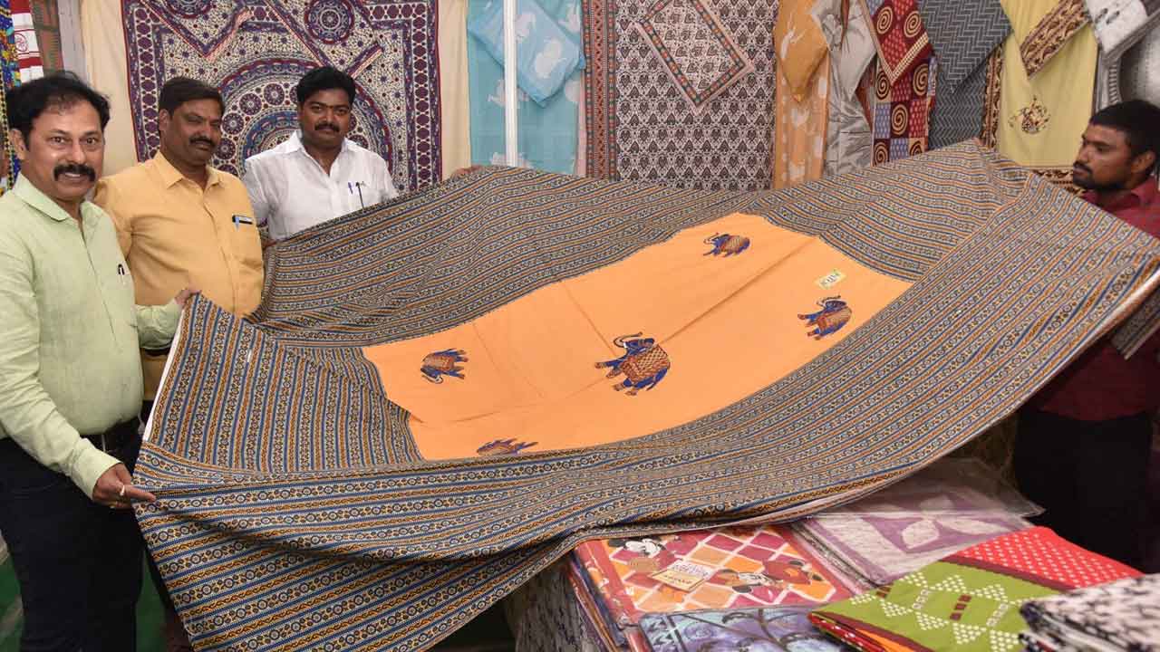 చేనేత హస్త కళలను ప్రోత్సహించాలి