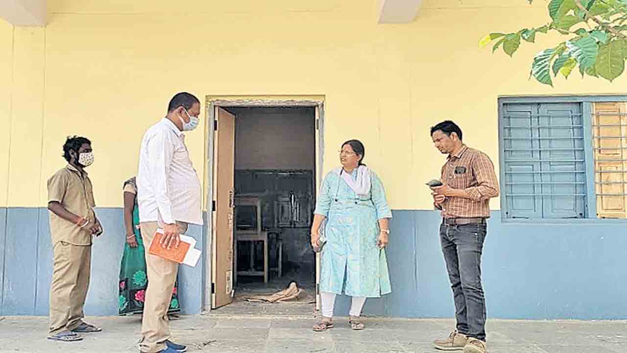 పల్లెల్లో ఉప పోరు సందడి