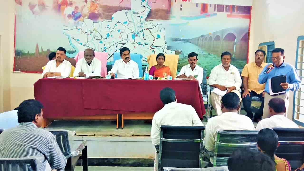 రోడ్లపై విగ్రహాలకు అనుమతి ఇవ్వొద్దు