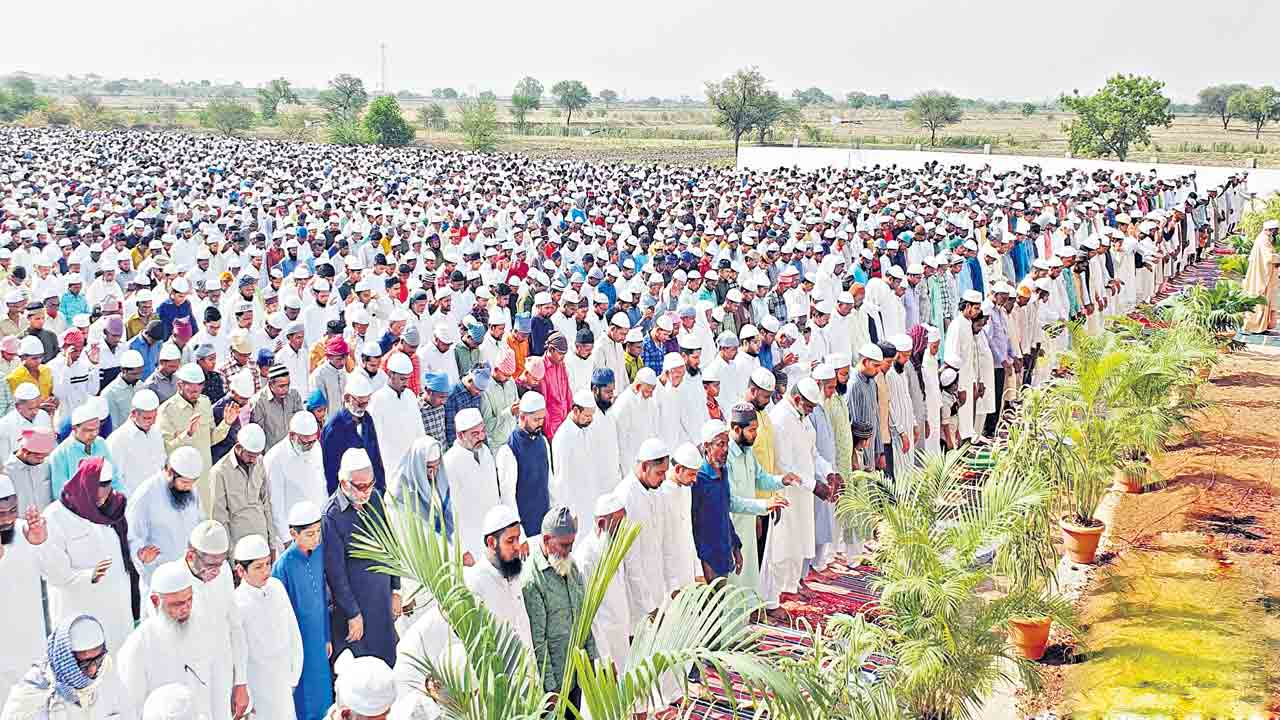 భక్తిశ్రద్ధలతో రంజాన్‌ ప్రార్థనలు