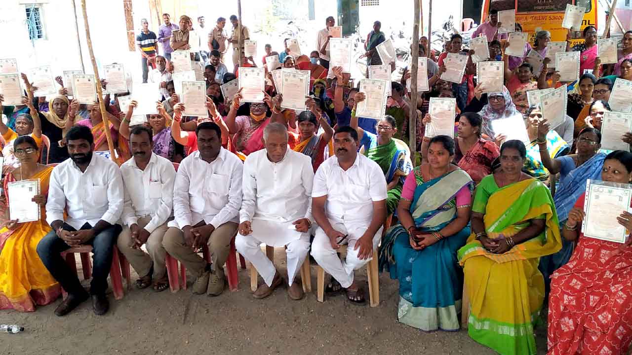 పారదర్శకంగా పట్టాలు