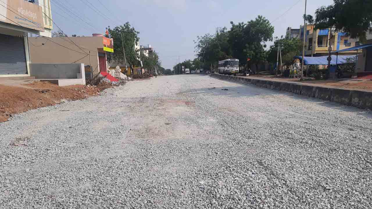 చకచకా రోడ్డు విస్తరణ