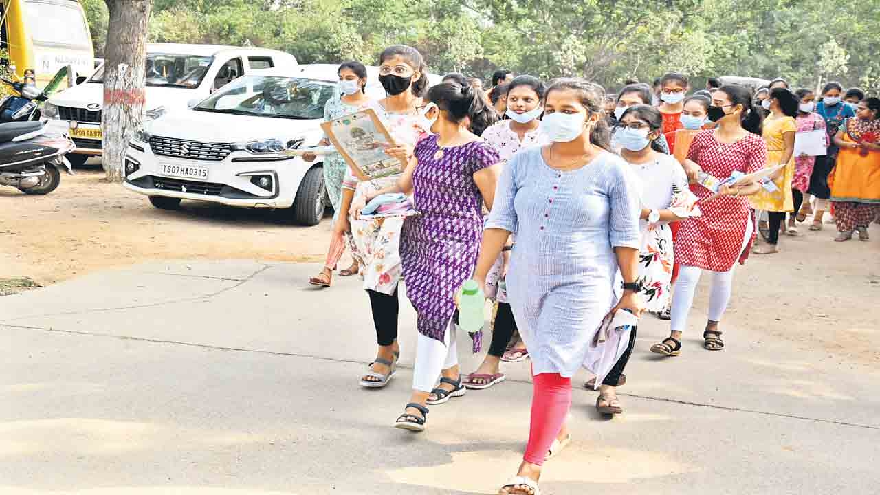 ప్రశాంతంగా ఇంటర్‌ పరీక్షలు ప్రారంభం