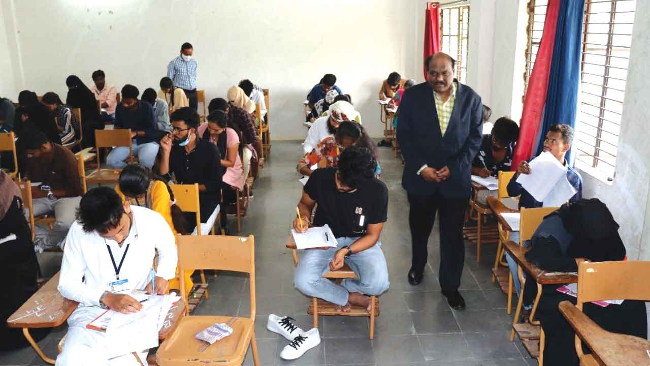 కొనసాగుతున్న పీజీ సెమిస్టర్‌ పరీక్షలు