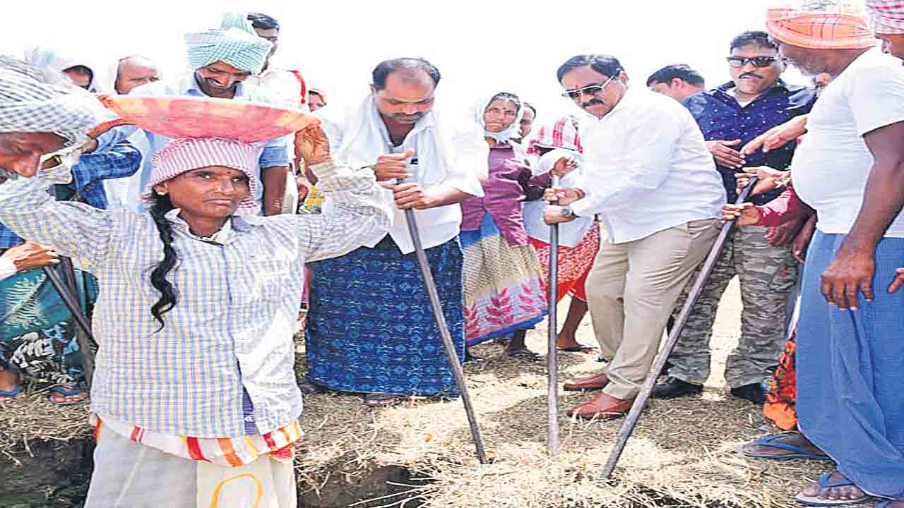 ఉపాధి కూలీగా మంత్రి ఎర్రబెల్లి