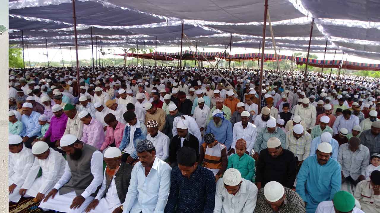 ఘనంగా ఈద్‌ – ఉల్‌- ఫితర్‌ వేడుకలు