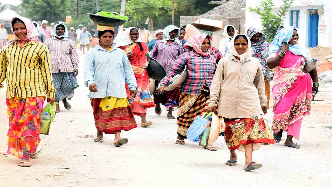 పలుగు, పార చేత పట్టి..