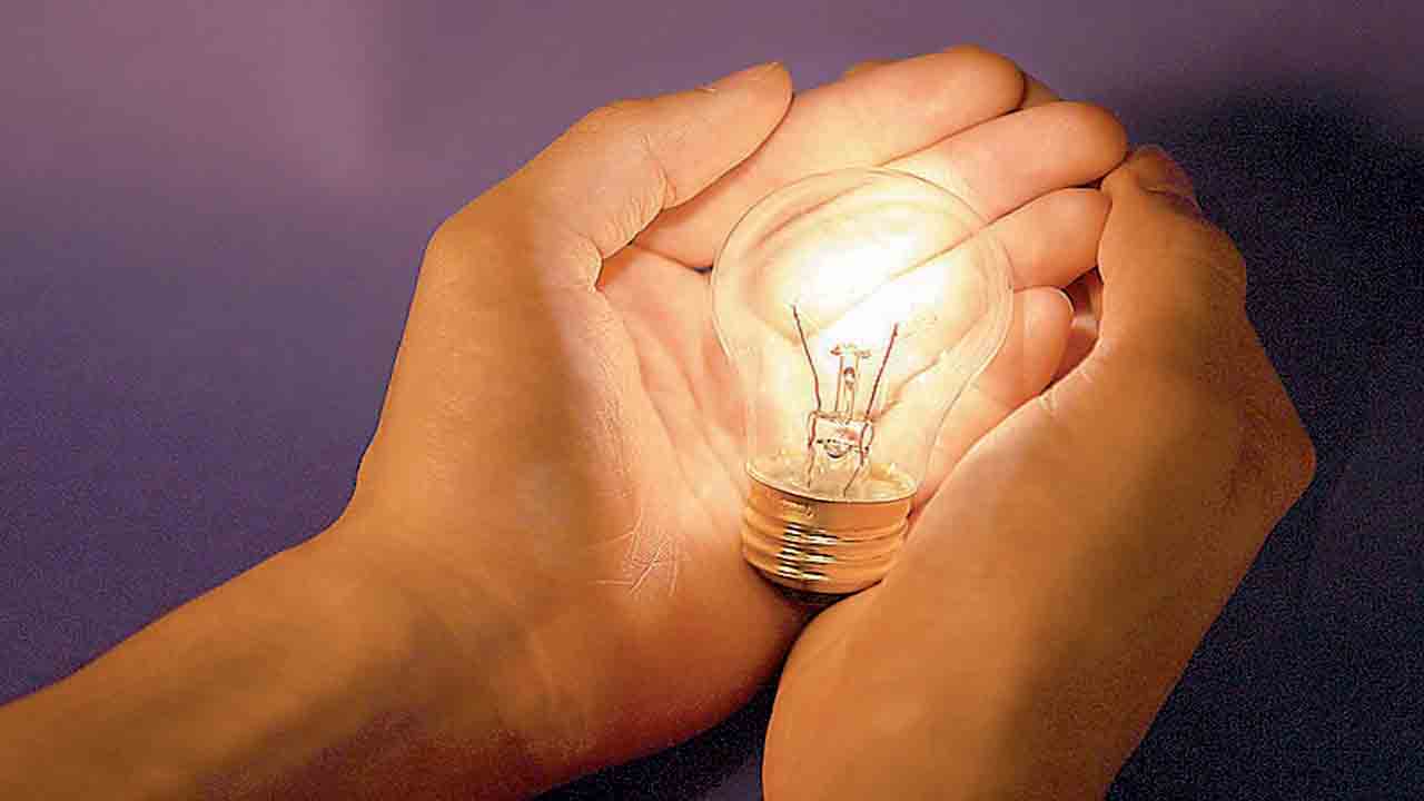 పోరుగున చీకట్లు ఇక్కడ మిరుమిట్లు