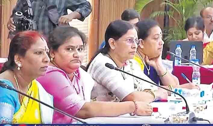 సీఎం కేసీఆర్ సమీక్షలో జిల్లా ప్రతినిధులు