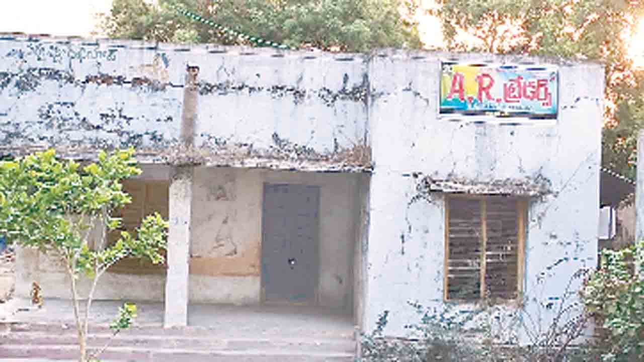 సర్కార్‌ బడిలో సిమెంట్‌ గోదాం