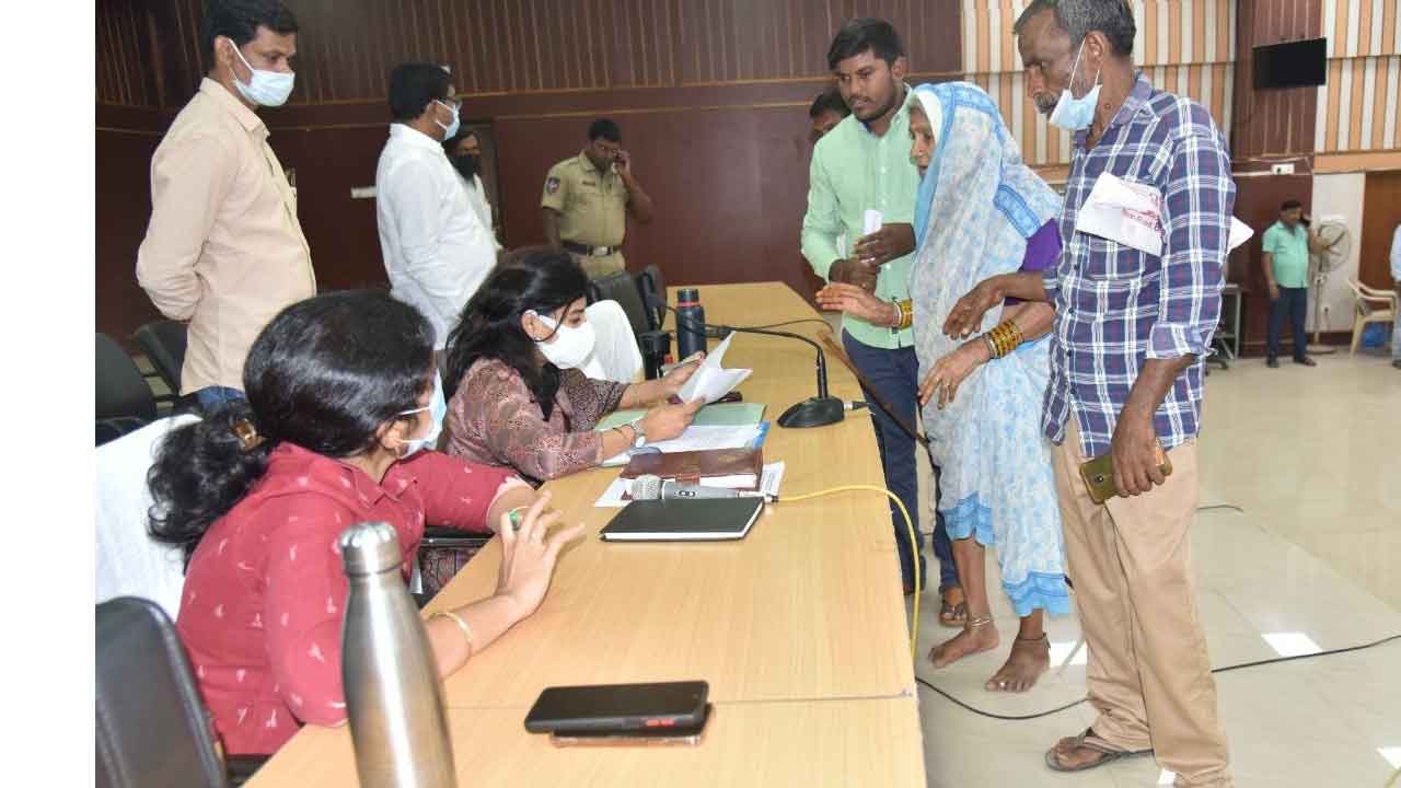 ప్రజావాణి ఫిర్యాదులు పరిష్కరించాలి