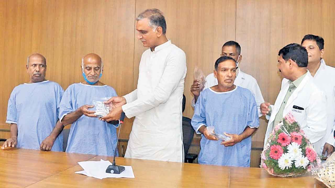 సర్కార్‌ దవాఖానల్లో మోకాలి ఆపరేషన్లు