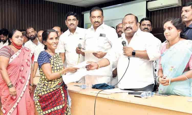 ఆడబిడ్డలు నవ్వాలి