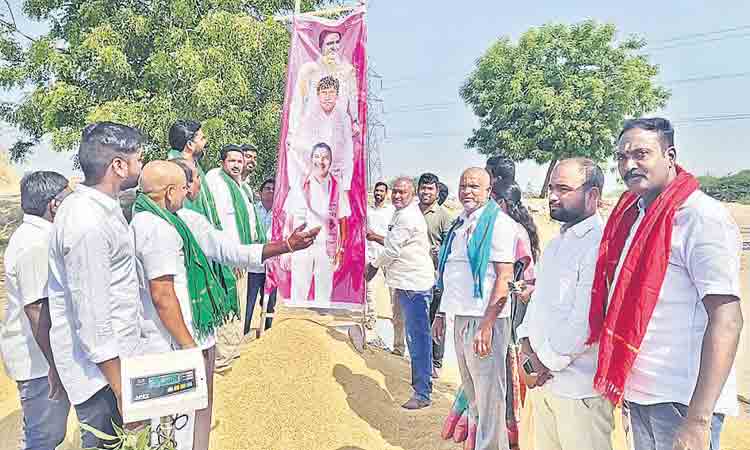 కొనుగోళ్ల సంబురంలో బీజేపీ నేతలు