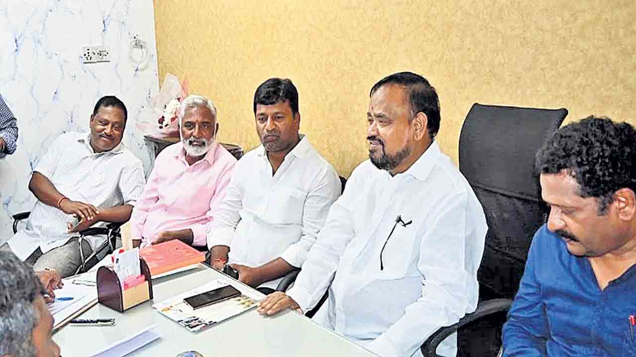 సర్వీస్‌ చార్జీలు విడుదల చేయించాలి