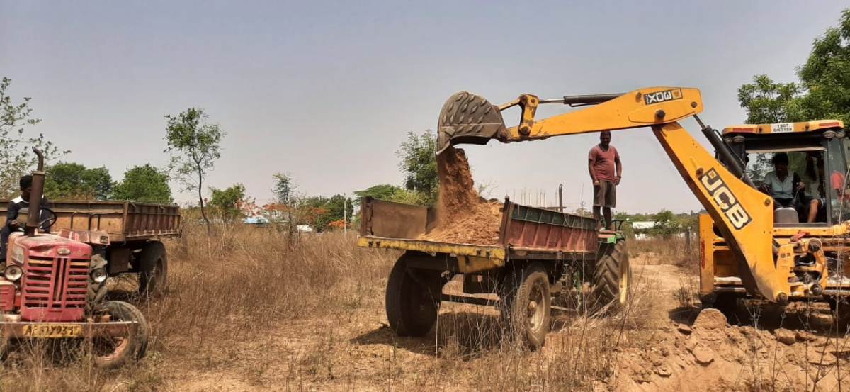 Mud thieves on government lands | ప్రభుత్వ భూముల్లో మట్టి దొంగలు