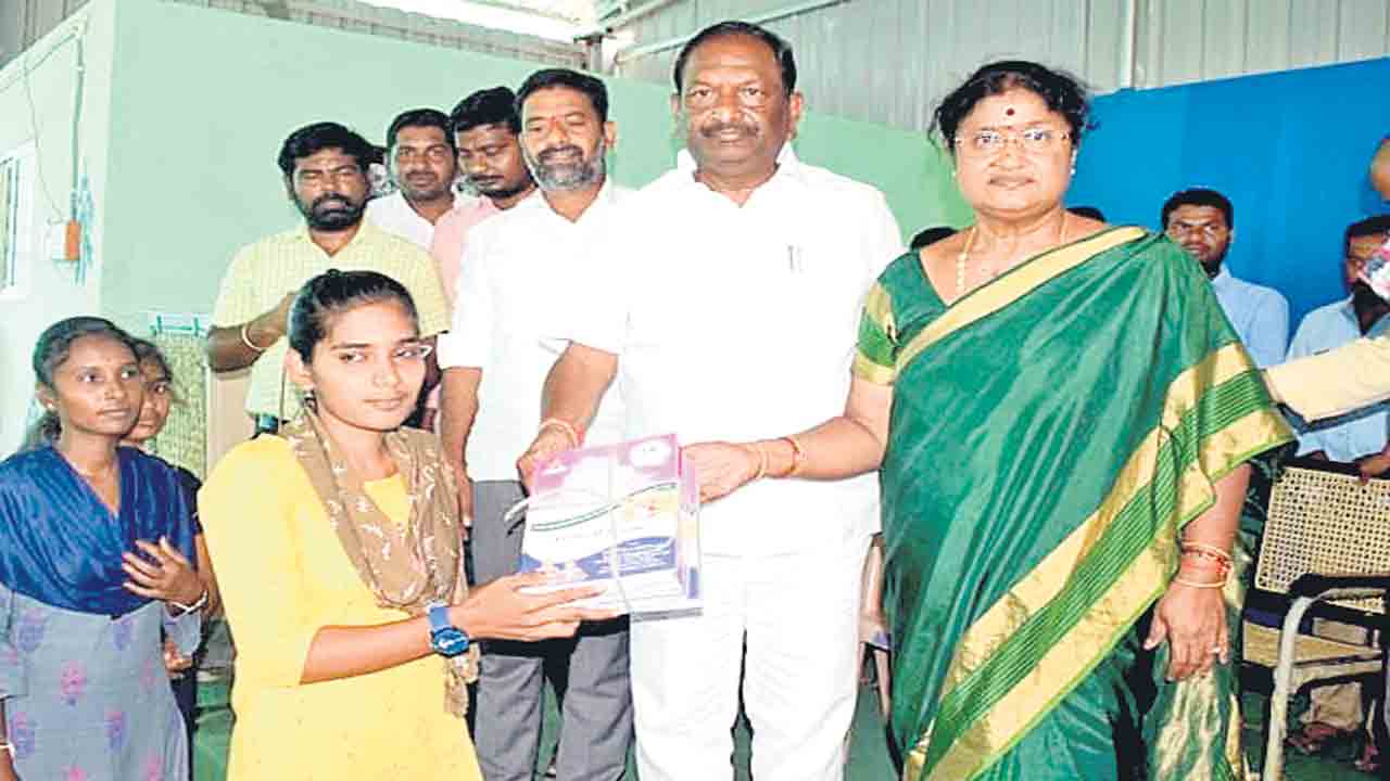 పట్టుదలతో శ్రమిస్తే ఉద్యోగం మీదే..