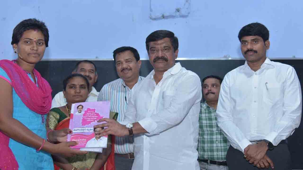 ఉద్యోగం సాధించి రిటర్న్‌ గిఫ్ట్‌ అందించాలి..