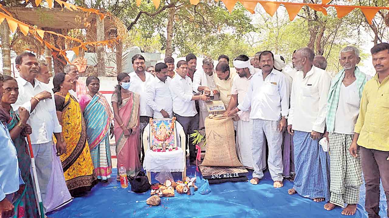 రైతులకు అండగా సీఎం కేసీఆర్‌: జడ్పీటీసీ