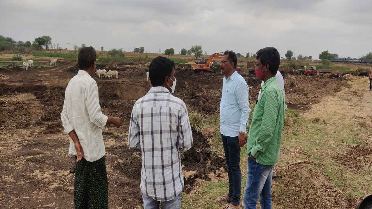 అనుమతి లేకుండా చెరువు మట్టి తవ్వితే చర్యలు