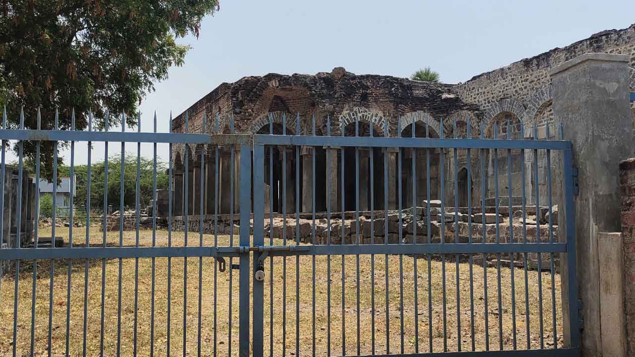 చారిత్రక కట్టడాలకు తాళాలు