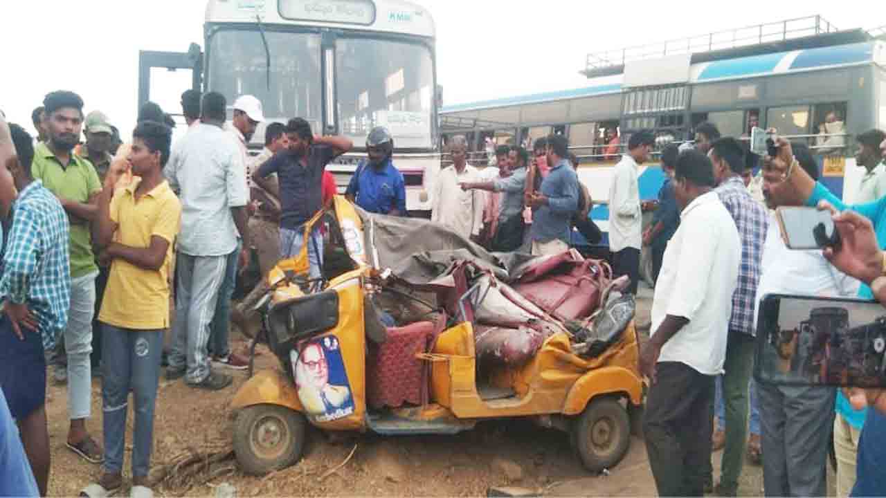 వేర్వేరు రోడ్డు ప్రమాదాల్లో ఐదుగురి దుర్మరణం