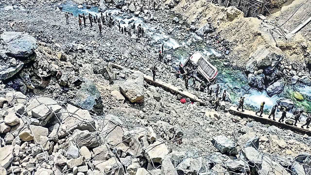 నదిలో పడ్డ సైనిక వాహనం