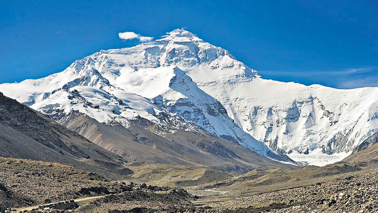 ఎవరెస్టుపై చైనా వాతావరణ కేంద్రం!