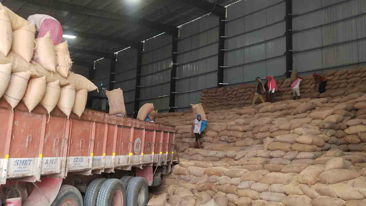 జిల్లాలో రైస్‌మిల్లులకు పోటెత్తిన ధాన్యం