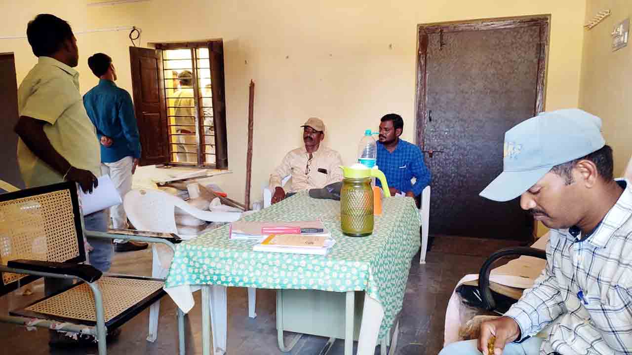 విద్యుత్‌ అధికారుల నిర్బంధం