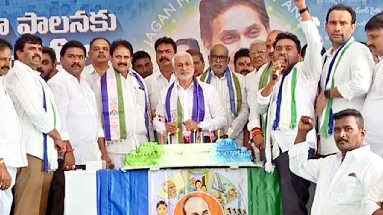 ఏపీలో మూడేండ్ల పాలనపై సంబరాలు నిర్వహించిన వైసీపీ శ్రేణులు