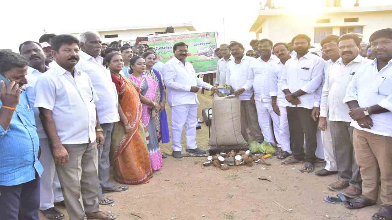 సమస్యలను పరిష్కరించాలి