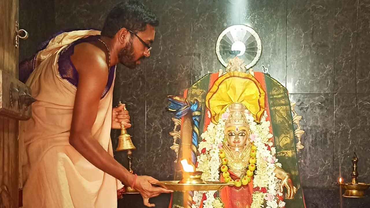 ఆలయాల్లో ప్రత్యేక పూజలు