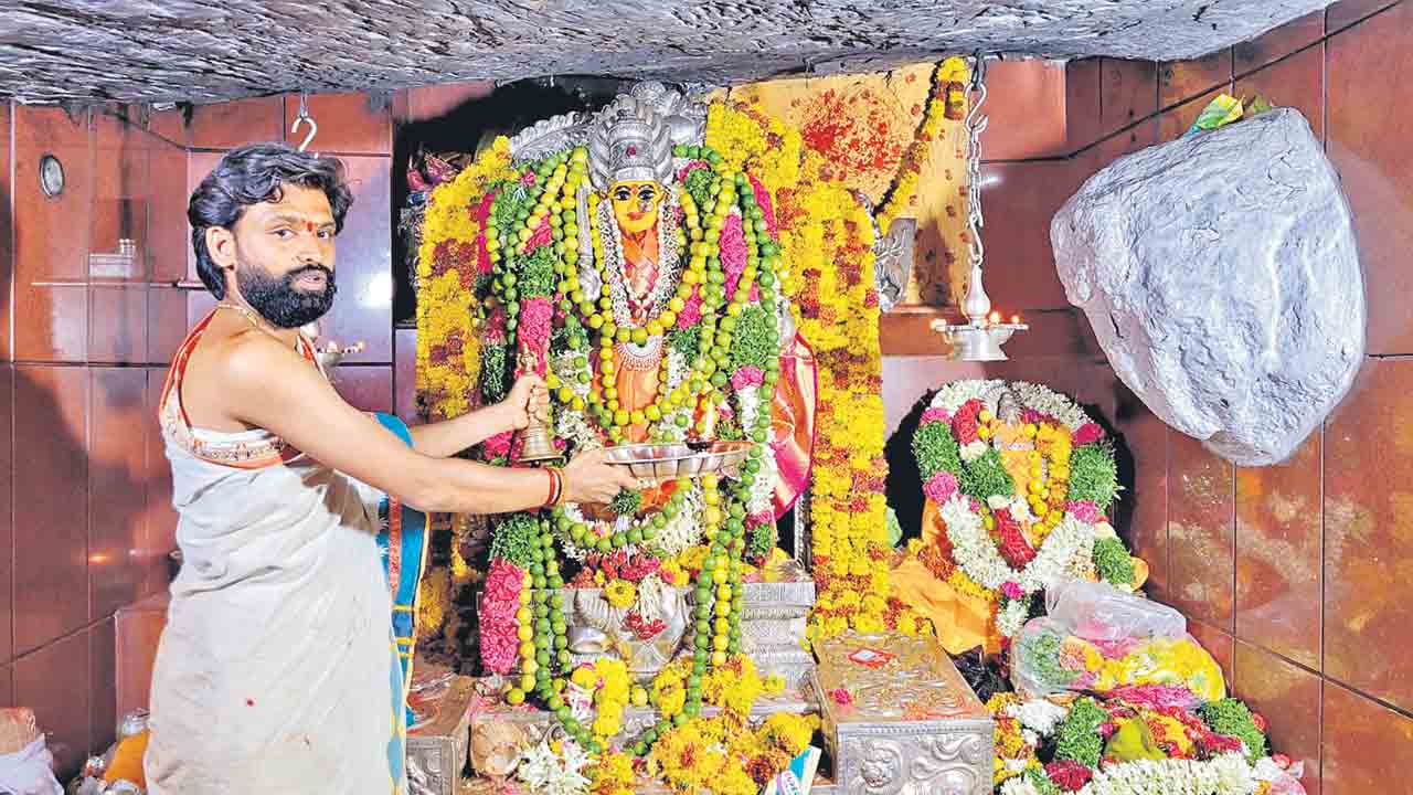 ఏడుపాయల్లో భక్తుల సందడి