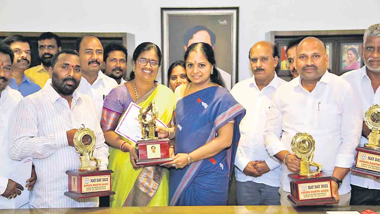 అంగన్‌వాడీ టీచర్లకు ఎమ్మెల్సీ కవిత అభినందనలు